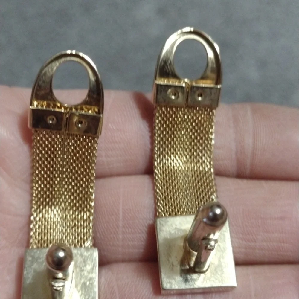VINTAGE MENS OR WOMENS SET OF SILVER-TONE AND GOLD-TONE MESH CUFFLINKS